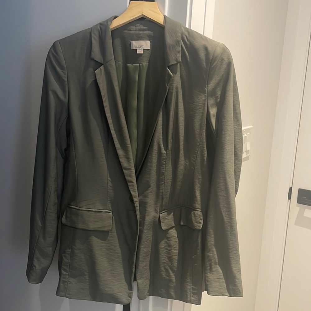 Trendy olive blazer